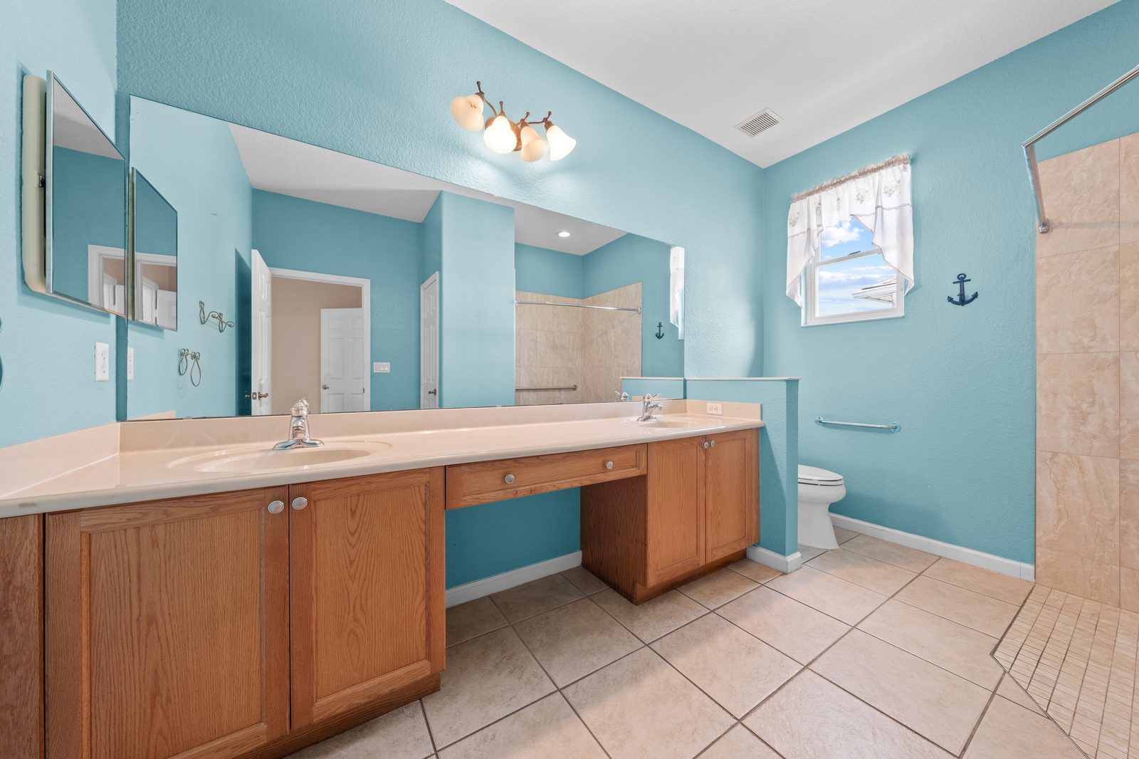 Primary bath with dual sinks